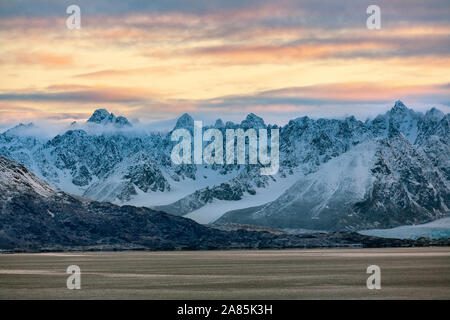 Le littoral et les montagnes de Liefdefjord dans les îles Svalbard (Spitzberg) dans le haut Arctique. Banque D'Images