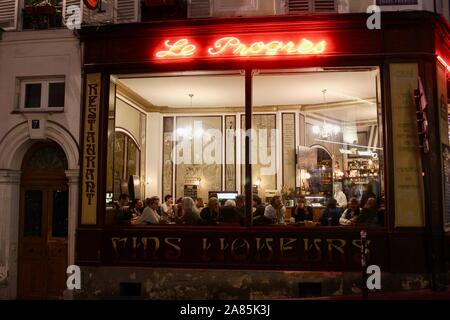 Le progres cafe bar restaurant paris france la nuit Banque D'Images