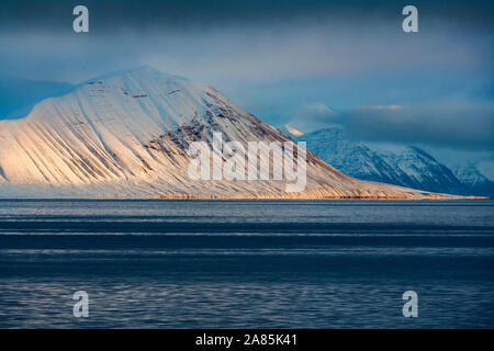 Le littoral et les montagnes de Liefdefjord dans les îles Svalbard (Spitzberg) dans le haut Arctique. Banque D'Images