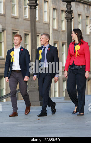 Edimbourg, Ecosse. 6 novembre. 2019. Appuyez sur Appeler leader libéral démocrate écossais Willie Rennie va rejoindre le candidat Libdem pour Edinburgh North & Leith, Bruce Wilson, et le candidat à l'est d'Édimbourg, Jill Feldman, faire campagne en dehors de la Usher Hall à Édimbourg comme il l'énonce son parti a des plans pour mettre fin à l'Brexit et utiliser une partie des 50 milliards € de bonus "principaux" d'investir dans les services de santé mentale. Sur la photo : Bruce Wilson, Willie Rennie et Jill Feldman. Pako Mera/Alamy Live News Banque D'Images