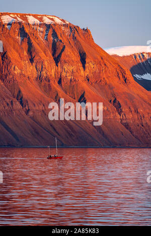 La fin de l'après-midi du soleil sur les montagnes du Liefdefjord près de Longyearbyen en Îles Svalbard (Spitzberg) dans le haut Arctique. Banque D'Images