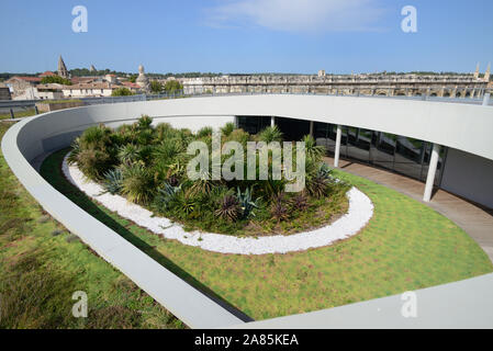 Vue sur le jardin moderne du toit, en forme d'amphithéâtre romain, du musée de la Romanité ou du musée romain (2018) d'Elizabeth de Portzamparc Nîmes France Banque D'Images