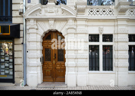 Entrée baroque ou porte de maison Boulla, bâtiment historique, ou Maison de ville, fin c19e, Belle Époque, les influences de la Renaissance Baroque et Nîmes. Banque D'Images