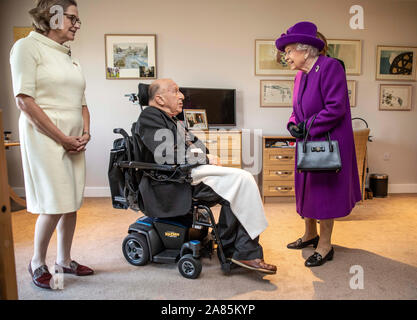 La reine Elizabeth II se réunit avec la seconde guerre mondiale, ancien combattant et ancien "Chindit' dans la campagne de Birmanie John Riggs, âgé de 98 ans, dans son nouvel appartement à a nouvelle Appleton Lodge care installation gérée par l'RBLI. La Reine a visité le Royal British Legion village Industries à Aylesford, Kent, pour célébrer l'année du centenaire de l'organisme de bienfaisance. Banque D'Images