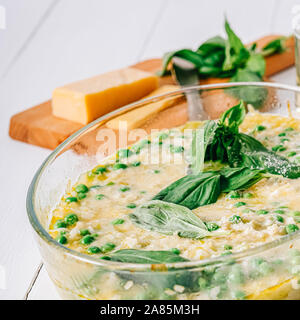 Risotto aux petits pois et courgettes, parmesan et basilic Mascarpone Banque D'Images