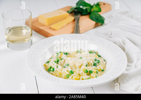 Risotto aux petits pois et courgettes, parmesan et basilic Mascarpone Banque D'Images