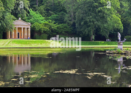 Temple de la piété et de l'étang de la Lune, l'abbaye de Fountains, Yorkshire du Nord Banque D'Images