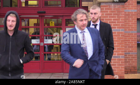 L'attaquant de Sheffield United (à droite) Oliver McBurnie quitte Leeds Magistrates Court après le refus d'un chef de l'alcool au volant. Banque D'Images