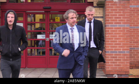 L'attaquant de Sheffield United (à droite) Oliver McBurnie quitte Leeds Magistrates Court après le refus d'un chef de l'alcool au volant. Banque D'Images