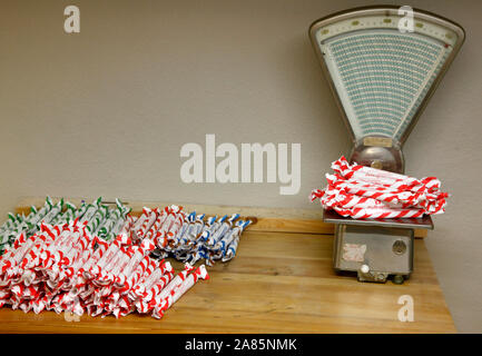 Polkagris à Polkagris boulangerie Baker dans le centre de Gränna. Jeppe Photo Gustafsson Banque D'Images