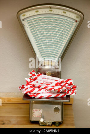 Polkagris à Polkagris boulangerie Baker dans le centre de Gränna. Jeppe Photo Gustafsson Banque D'Images