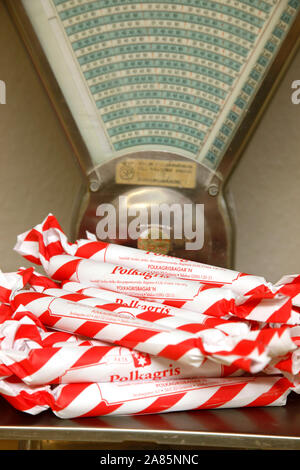 Polkagris à Polkagris boulangerie Baker dans le centre de Gränna. Jeppe Photo Gustafsson Banque D'Images