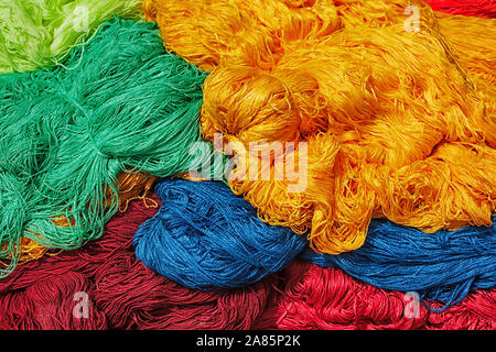 Nouveau teint la laine dans la médina de Marrakech. Banque D'Images