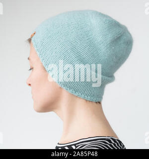 Jolie jeune femme portant un chapeau avec pom Banque D'Images
