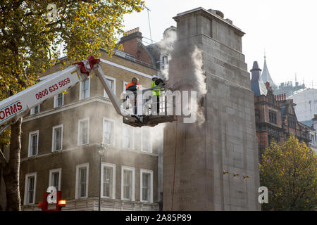 Whitehall, Londres, Royaume-Uni. 6 novembre 2019. Nettoyer les travailleurs du cénotaphe de Whitehall à venir du Souvenir le dimanche 10 novembre. Le nettoyage fait partie de l'English Heritage entretien annuel du monument commémoratif de guerre. Banque D'Images