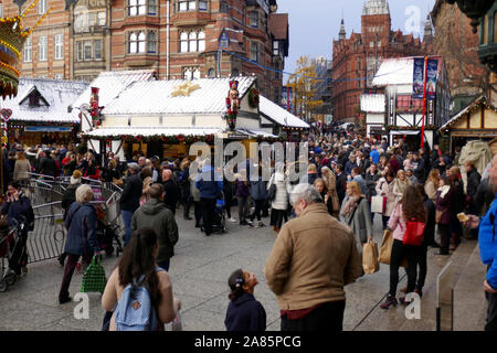 Nottingham, Nottinghamshire, Angleterre. 02 Décembre, 2017. De grandes foules de shoppers Noël parcourt les étals du marché de Noël à Nottingham, au Royaume-Uni. Banque D'Images