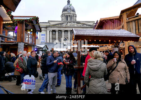 Nottingham, Nottinghamshire, Angleterre. 02 Décembre, 2017. Shoppers Noël boire et manger en face de la chambre du conseil d'un dôme au marché de Noël Banque D'Images