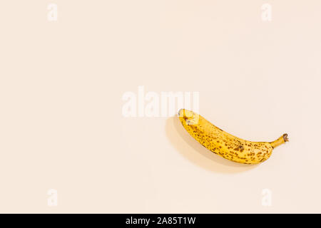 Banana reposant sur la surface blanche sur le côté Banque D'Images