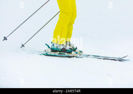 KAZKOVA POLIANA, UKRAINE - le 26 janvier 2019 : man skiing par hill Banque D'Images