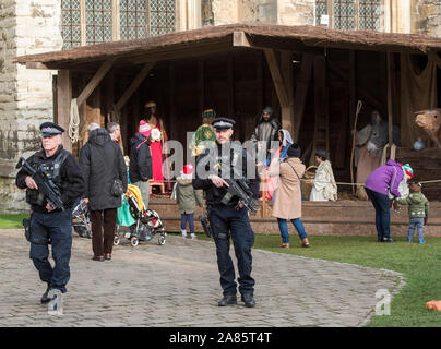 La police armée patrouille dans la Cathédrale de Canterbury dans le Kent pour rassurer les membres du public à la suite des attentats perpétrés au festival de Noël à Berlin en décembre 2016. Banque D'Images