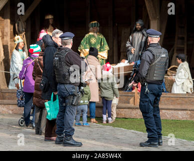 La police armée patrouille dans la Cathédrale de Canterbury dans le Kent pour rassurer les membres du public à la suite des attentats perpétrés au festival de Noël à Berlin en décembre 2016. Banque D'Images