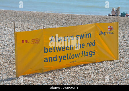 Hastings Nagez toujours entre le rouge et jaune Flages Beach Sussex Banque D'Images