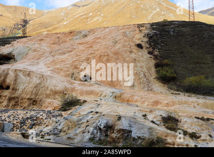 Travertins de Jvari passent dans le Parc National de la Géorgie, Kazbegi Banque D'Images