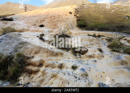 Travertins de Jvari passent dans le Parc National de la Géorgie, Kazbegi Banque D'Images