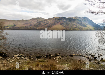 Ullswater lake au premier plan et mountain hill High Hartsop Dodd derrière. Lake District, Cumbria, UK, grand angle Banque D'Images