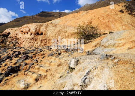 Travertins de Jvari passent dans le Parc National de la Géorgie, Kazbegi Banque D'Images