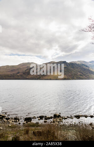 Ullswater lake au premier plan et mountain hill High Hartsop Dodd derrière. Lake District, Cumbria, UK, portrait. Banque D'Images