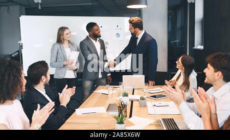 Conclusion du contrat. Partenaires d'affaires shaking hands in office Banque D'Images