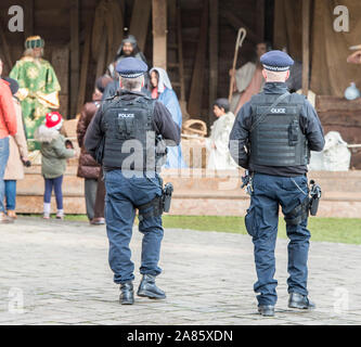 La police armée patrouille dans la Cathédrale de Canterbury dans le Kent pour rassurer les membres du public à la suite des attentats perpétrés au festival de Noël à Berlin en décembre 2016. Banque D'Images