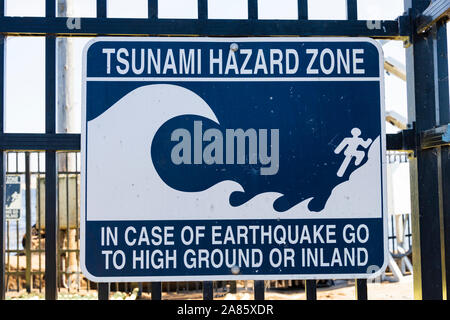 Panneau d'avertissement de tsunami sur les garde-fous aux gardes côtes pier, Monterey, Californie, États-Unis d'Amérique. Banque D'Images