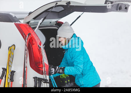 KAZKOVA POLIANA, UKRAINE - le 26 janvier 2019 : Rencontre femme à ski. voiture avec coffre ouvert Banque D'Images