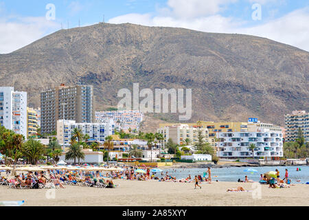 Tenerife, Espagne - 13 octobre 2019 : Les gens en train de bronzer sur une plage de sable de Playa de los Cristianos, profiter des eaux chaudes de l'océan Atlantique, l'Espagne Banque D'Images