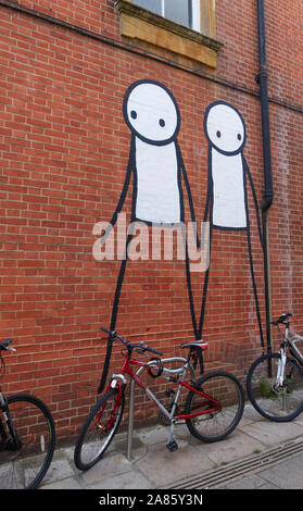 Street art par l'artiste anglais Stik à Chichester, West Sussex, UK. Banque D'Images