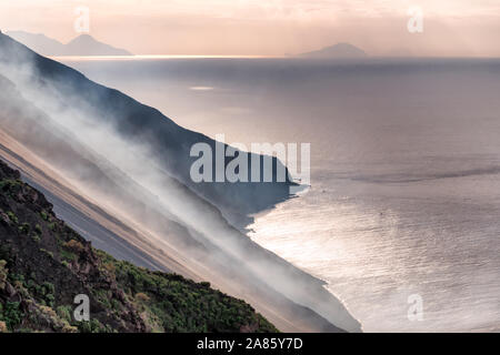 La fumée de lave sur le côté nord-ouest 'sciara del fuoco" de l'vucano stromboli, iles eoliennes, Italie à la fin de la journée. Banque D'Images