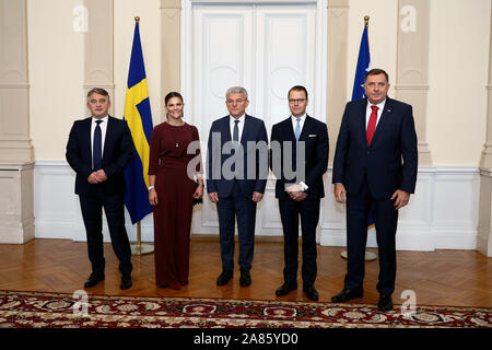 Sarajevo, Bosnie-Herzégovine (BiH). Nov 6, 2019. La princesse Victoria de Suède (2L) et le Prince Daniel (2e R) de rencontrer le président de la présidence de la Bosnie-Herzégovine Zeljko Komsic (1ère L) et les membres de la présidence Sefik Dzaferovic (C) et Milorad Dodik (1e R) à Sarajevo, Bosnie-Herzégovine (BiH), le 6 novembre, 2019. Les membres de la présidence de la Bosnie-Herzégovine et la visite de la famille royale suédoise a promis mercredi de renforcer les relations entre les deux pays, la présidence de la Bosnie-Herzégovine a dit dans une déclaration. Credit : Nedim Grabovica/Xinhua/Alamy Live News Banque D'Images