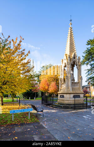 L'église St Mary de Lode et évêque Hoopers Monument à l'automne à St Mary's Square, Gloucester UK Banque D'Images