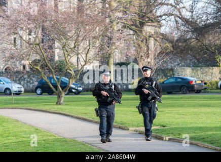 La police armée patrouille dans la Cathédrale de Canterbury dans le Kent pour rassurer les membres du public à la suite des attentats perpétrés au festival de Noël à Berlin en décembre 2016. Banque D'Images