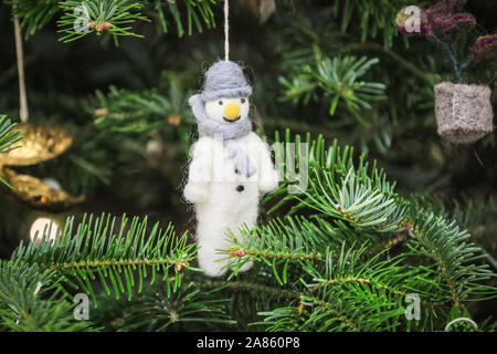 Olympia London, Londres, Royaume-Uni. Nov 6, 2019. Décorations de l'arbre de la laine. Cette année, l'esprit de Noël présente une collection inégalée de 900 détaillants indépendants boutique designer et les décideurs ainsi que plus de 100 producteurs alimentaires artisanaux au Majestic Olympia Londres Salles d'exposition. La foire est une expérience de magasinage de Noël ouvert au public, et s'exécute jusqu'à Nov 10e cette année. Credit : Imageplotter/Alamy Live News Banque D'Images