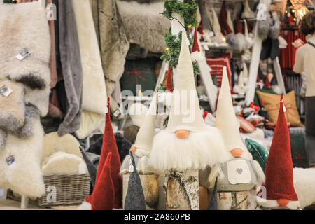 Olympia London, Londres, Royaume-Uni. Nov 6, 2019. Cette année, l'esprit de Noël présente une collection inégalée de 900 détaillants indépendants boutique designer et les décideurs ainsi que plus de 100 producteurs alimentaires artisanaux au Majestic Olympia Londres Salles d'exposition. La foire est une expérience de magasinage de Noël ouvert au public, et s'exécute jusqu'à Nov 10e cette année. Credit : Imageplotter/Alamy Live News Banque D'Images