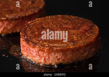 Galettes végétariennes à base de plantes être cuit sur une grille de fer noir. Banque D'Images