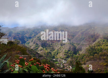 Gran Canaria, octobre, vue aérienne sur la vallée volcanique escarpée Barranco de la Virgen, haut couvert de nuages Banque D'Images