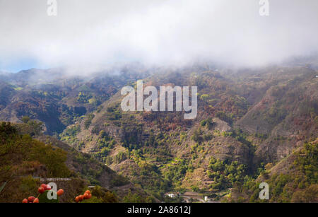 Gran Canaria, octobre, vue aérienne sur la vallée volcanique escarpée Barranco de la Virgen, haut couvert de nuages Banque D'Images