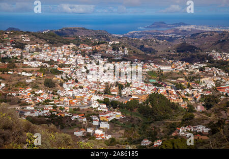 Gran Canaria, octobre, vue aérienne sur la ville historique de Teror, Las Palmas à grande distance Banque D'Images