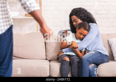 Mère et fille d'Africains victimes de violence domestique de père Banque D'Images