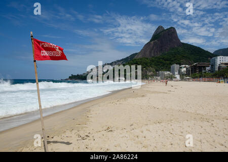 Fort courant drapeau d'avertissement sur la plage d'Ipanema Banque D'Images