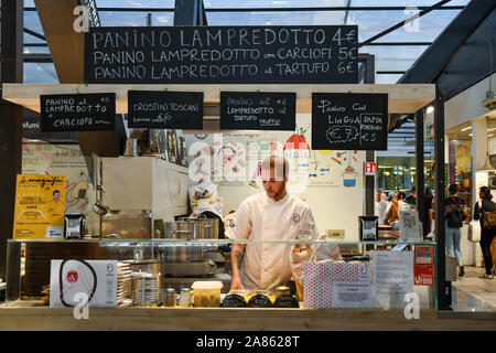 La cuisine jeune homme lampredotto tripes sandwiches dans un stand au marché central de San Lorenzo, dans le centre-ville de Florence, Toscane, Italie Banque D'Images